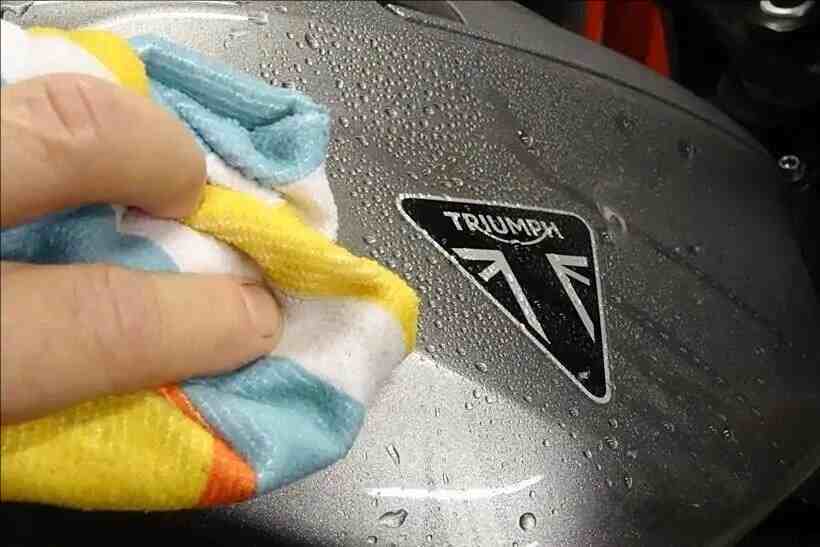Wipe the water droplets on the motorcycle