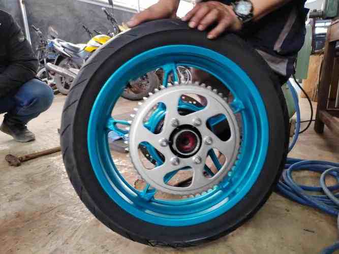 Long-distance motorcycle touring tire inspection