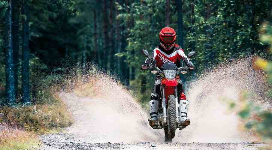 150cc off-road motorcycle riding